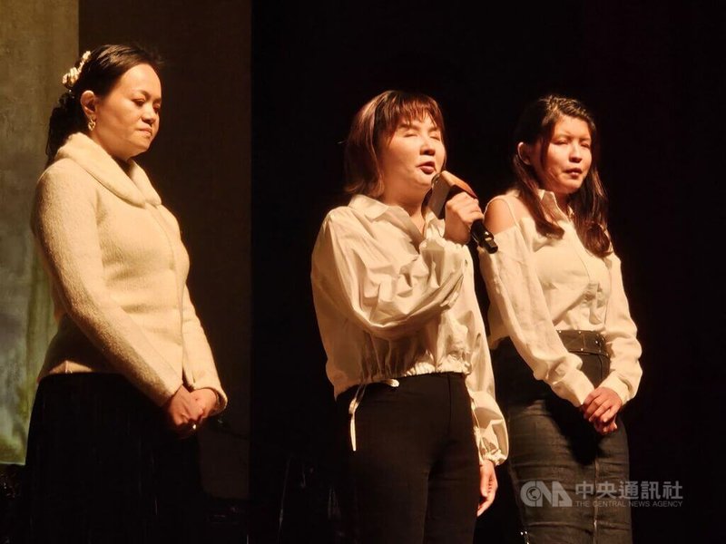 台灣公益聯盟14日在台北舉行多感官沉浸式身障公益音樂會,會場撲鼻而來的原創香氛,來自全球首名取得法國格拉斯香水學院(GIP)「調香師證照」的視障芳療師劉禎祥(中)。中央社記者陳婕翎攝 114年12月14日