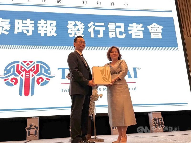 駐泰代表藍夏禮(左)贈送禮物給「台泰時報」共同創辦人張玲琴(右)。中央社記者李宗憲曼谷攝 114年12月14日