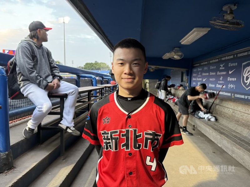 2025新北富邦國際城市U18棒球邀請賽新北白隊14日與澳洲昆士蘭交手，新北白隊游子慶（前）單場4打數敲出2支三壘打，貢獻2分打點，率隊以8比3搶勝，他盼追隨哥哥游承勳腳步往職棒發展。中央社記者謝靜雯攝　114年12月14日