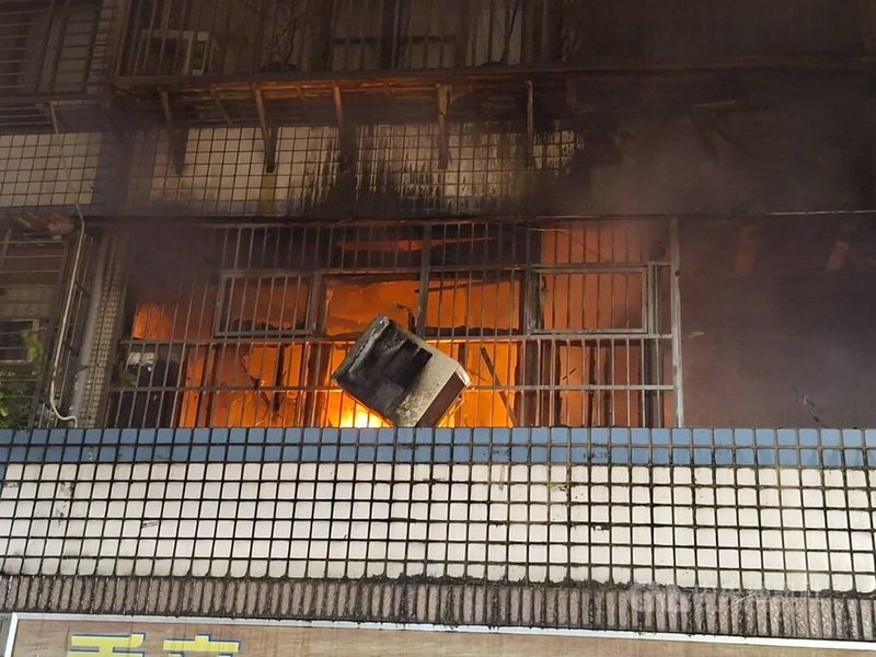 新北市新莊區14日公寓火警，造成1名少女命喪火場。據了解，59歲周姓屋主與女兒一起居住，是單親家庭。周父從事保全工作，當晚上夜班而逃過一劫，當他得知女兒遭遇不幸時，悲痛不已。（翻攝照片）中央社記者王鴻國傳真　114年12月14日