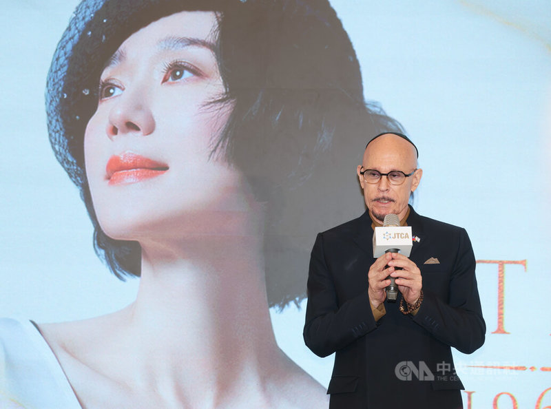 歌手坣娜因肺腺癌逝,丈夫薛智偉14日在猶太社區中心(JCC)為她舉辦了一場名為IN LOVING MEMORY的追思會,薛智偉(圖)會後受訪分享兩人相處點滴。中央社記者謝佳璋攝 114年12月14日