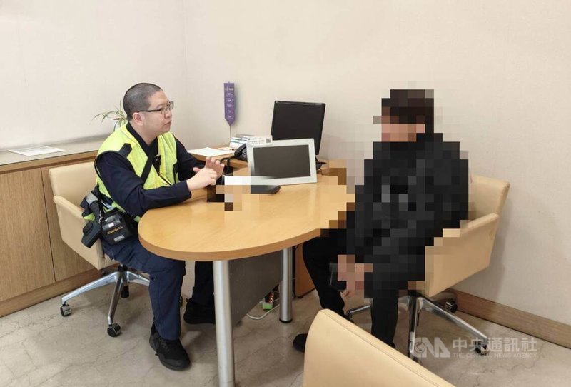 台中陳姓男子（右）有貸款需求，日前在網路搜尋「線上申辦貸款」，遭詐騙集團誆稱可協助提高額度，要求提供存摺及代辦費，陳男到銀行臨櫃辦理匯款時，行員發現有異通報，聯手警方成功阻詐。（翻攝照片）中央社記者蘇木春傳真　114年12月14日