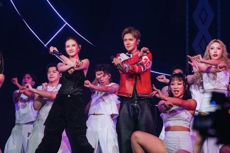 歌手羅志祥（右3）巡迴演唱會14日晚間在台北小巨蛋迎來第2場，特別邀請藝人安心亞（左3）助陣，一同大秀舞技。（寬宏藝術、華納音樂提供）中央社記者洪素津傳真　114年12月14日