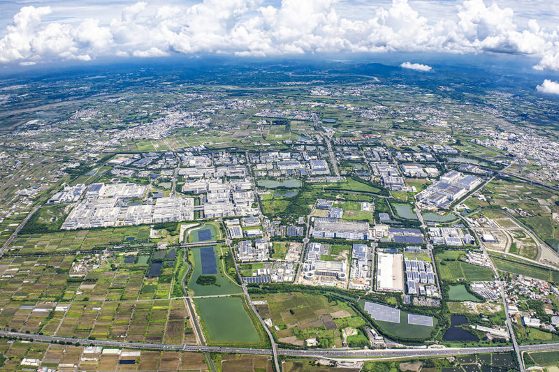 南部科學園區管理局14日公布2025年1至10月營業額約新台幣2.36兆元，已超越2024年全年的2.21兆元。圖為南科園區與周邊地區空拍圖。（台南市政府提供）中央社記者楊思瑞台南傳真  114年12月14日