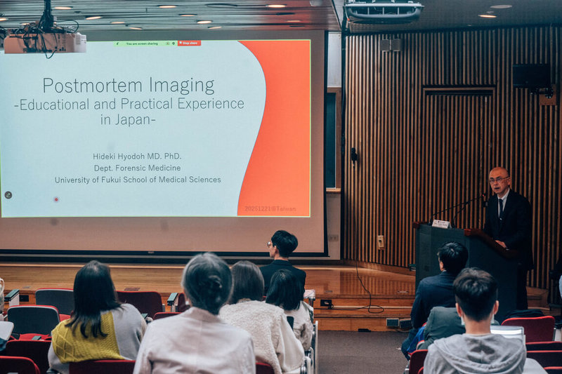 福井大學教授兵頭秀樹（圖）於會議中分享日本在死後影像教育訓練及建立國際準則的成果，並強調如何將死後影像檢查導入醫院流程的成功經驗。 （台灣大學提供） 中央社記者陳婕翎傳真　114年12月14日