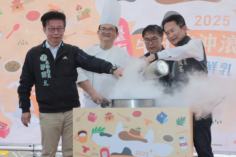 台南市長黃偉哲（右2）與民進黨立法委員林俊憲（右1）、郭國文（左1）14日出席在善化啤酒廠舉辦的國產牛肉暨鮮乳行銷活動。（台南市政府提供）中央社記者楊思瑞傳真  114年12月14日