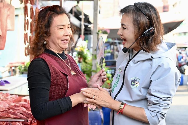 民進黨高雄市長初選倒數，表態參選的立委邱議瑩（右）14日到瑞興市場掃街拜票，爭取民眾支持與認同。（邱議瑩團隊提供）中央社記者林巧璉傳真　114年12月14日