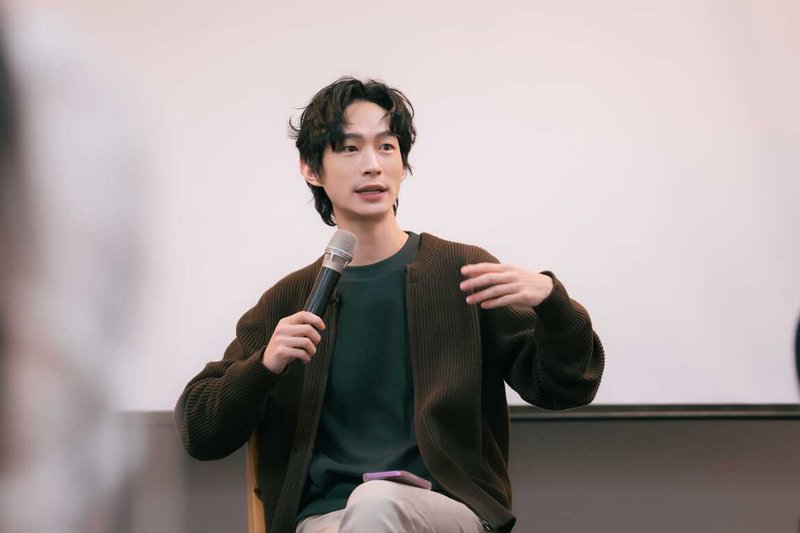 演員黃河（圖）獲公視邀請擔任「台語台表演班高雄班」講師，他分享即使拍戲多年，在大特寫前仍會緊張，並認為真正困住演員的往往不是技術，而是分心。（公視台語台提供）中央社記者洪素津傳真　114年12月14日