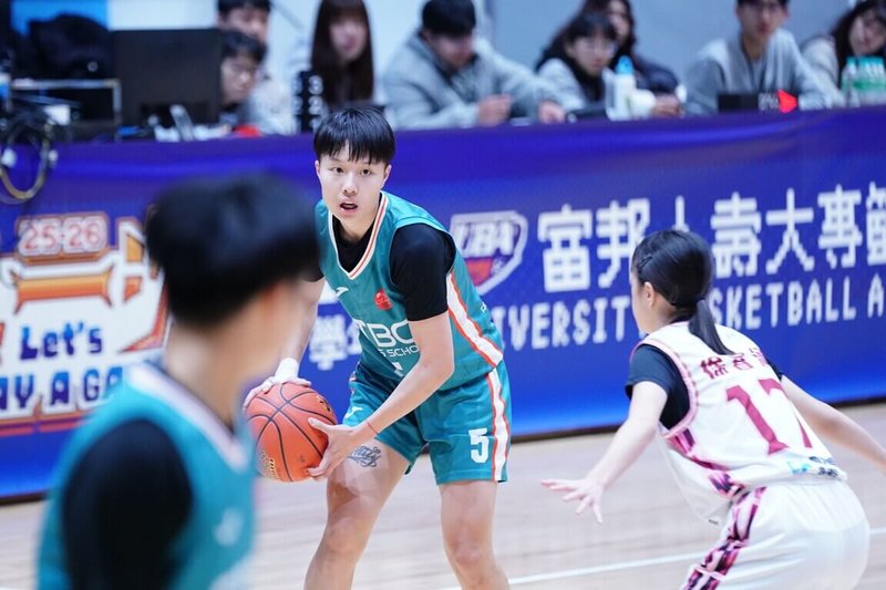 UBA大專籃球聯賽公開女一級預賽第2階段，中信學院14日對上輔仁大學，中信陣中邱群琋（中）雖然僅上場20分鐘，仍很有效率地拿下23分、8籃板，率隊以96比36收下6連勝。（UBA提供）中央社記者黎建忠傳真　114年12月14日