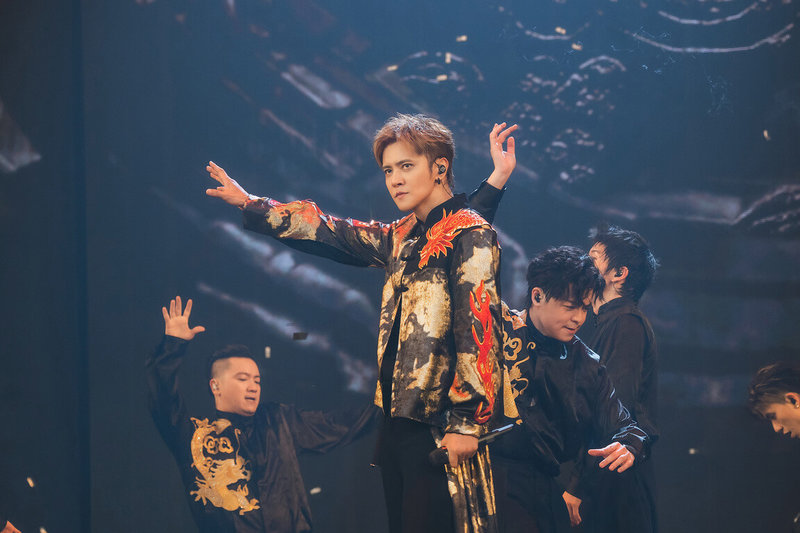 藝人羅志祥(前中)出道30年,14日晚間在台北小巨蛋舉辦第2場「羅志祥30巡迴演唱會」,以多首動感歌曲揭開序幕,炒熱現場氣氛。(寬宏藝術、華納音樂提供)中央社記者洪素津傳真 114年12月14日