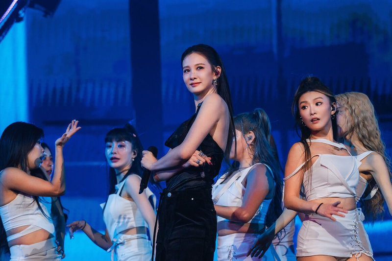 藝人安心亞(中)14日擔任歌手羅志祥巡迴演唱會的嘉賓,2人在台上合唱歌曲「靚仔」,安心亞帶來熱舞嗨翻粉絲。(寬宏藝術、華納音樂提供)中央社記者洪素津傳真 114年12月14日