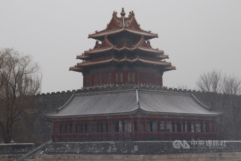 12日北京下起2025年入冬後的初雪，圖為北京故宮角樓。中央社記者呂佳蓉北京攝 114年12月14日