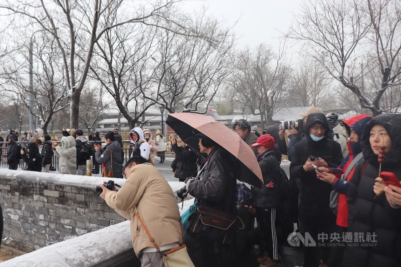 12日北京下起2025年入冬後的初雪,圖為北京故宮角樓的遊客。中央社記者呂佳蓉北京攝 114年12月14日