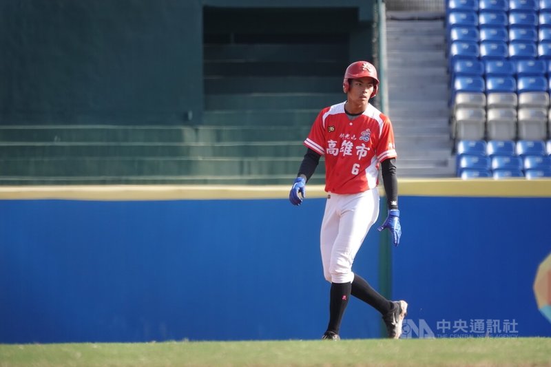 新北U18棒球賽高雄市隊14日與宜蘭縣交手，靠今年U18世界盃國手許書誠（圖）安打先馳得點，率隊以2比0搶首勝。高雄市隊的球員們還在適應北部低溫，總教練石弘傑盼快點熱開。中央社記者謝靜雯攝 114年12月14日