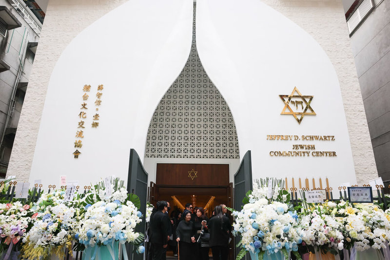 歌手坣娜因肺腺癌逝,丈夫薛智偉14日在猶太社區中心(JCC)為她舉辦了一場名為「IN LOVING MEMORY」的追思會。中央社記者謝佳璋攝 114年12月14日