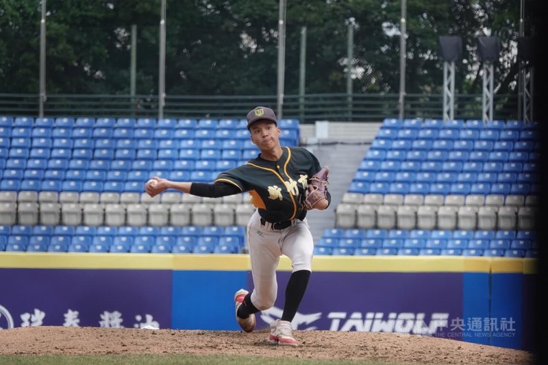 新北U18棒球賽新竹市隊靠著側投王翾祈（圖）7局僅失1分完美表現、飆速145公里，率隊以2比1擊敗韓國京畿道。中央社記者謝靜雯攝　114年12月14日