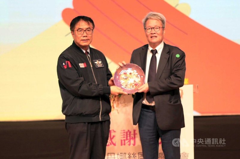 台南市政府14日在新營文化中心演藝廳舉辦台南丹娜絲風災感恩會,市長黃偉哲(左)致贈紀念品,感謝行政院公共工程委員會主委陳金德(右)災復期間的協助。中央社記者楊思瑞攝 114年12月14日
