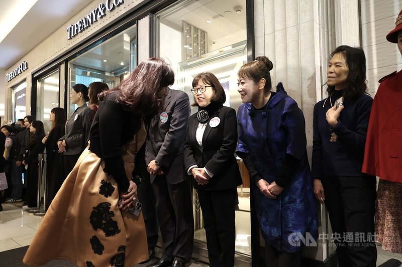 遠東SOGO敦化館14日晚間熄燈,閉店前,董事長黃晴雯(右2)親自向顧客道別,感謝31年的相伴。中央社記者翁睿坤攝 114年12月14日