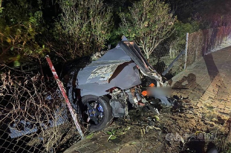 劉姓男子13日晚間開車載1名乘客行經台中西屯區1處路口時，不明原因自撞路樹後摔落路旁邊坡，造成2人多處受傷，警消到場將傷者送醫，並釐清事故原因。（翻攝照片）中央社記者蘇木春傳真　114年12月14日