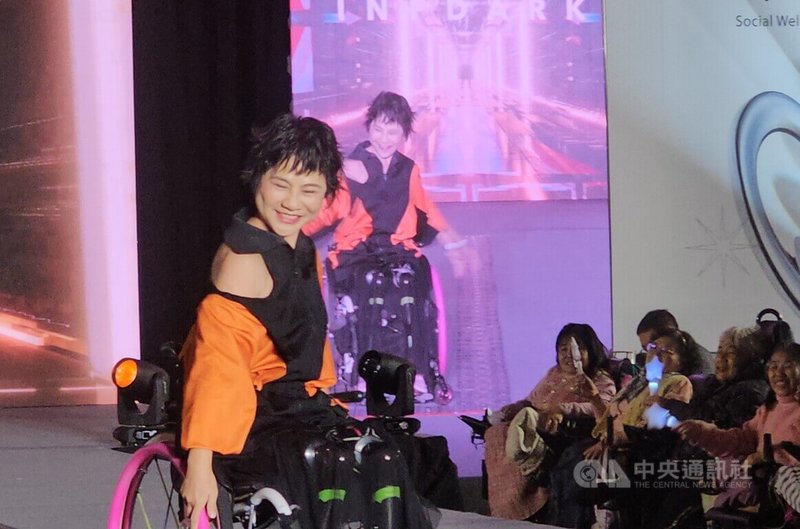 「2025新北無礙時尚SHINE YOUR LIGHT」身障時尚走秀活動14日舉行,新北市府大禮堂化身前所未有的伸展舞台,其中有身障者坐輪椅登場,展現自信風采。中央社記者王鴻國攝 114年12月14日