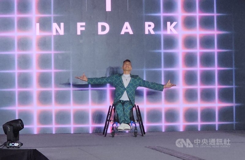 「2025新北無礙時尚SHINE YOUR LIGHT」活動14日在新北市府大禮堂舉行,30名身心障礙者登上伸展台,向台下觀眾秀出笑容,共同完成一場「走出生命勇氣」時尚展演。中央社記者王鴻國攝 114年12月14日