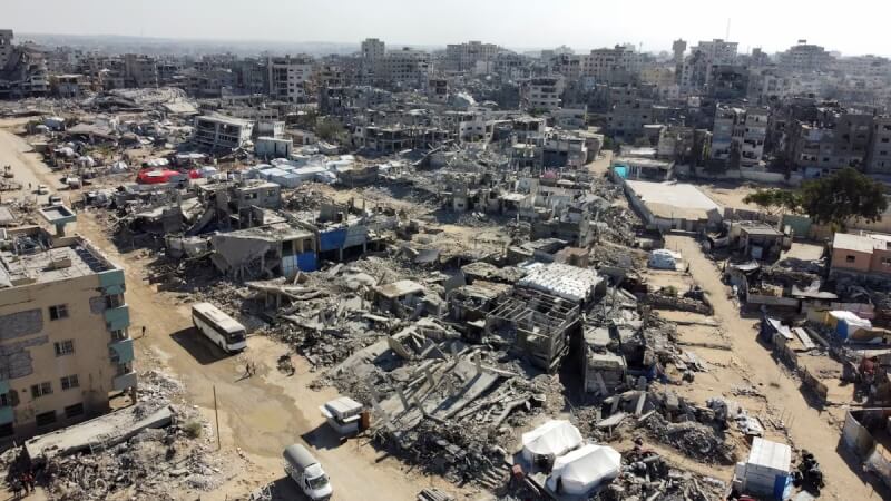 加薩市遭戰火襲擊，10月27日空拍畫面可見眾多建物受損，滿目瘡痍。（路透社）