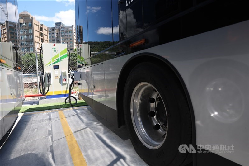 圖為台北捷運北投機廠電動公車共享充電場域啟用時設充電樁。(中央社檔案照片)