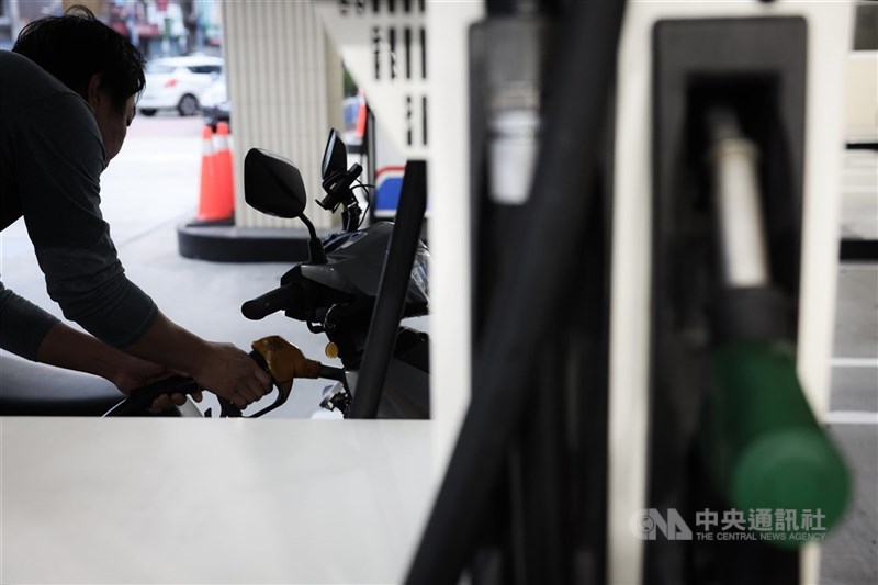 台灣中油14日表示，自15日凌晨零時起，汽、柴油價格每公升各調降新台幣0.4元。（中央社檔案照片）