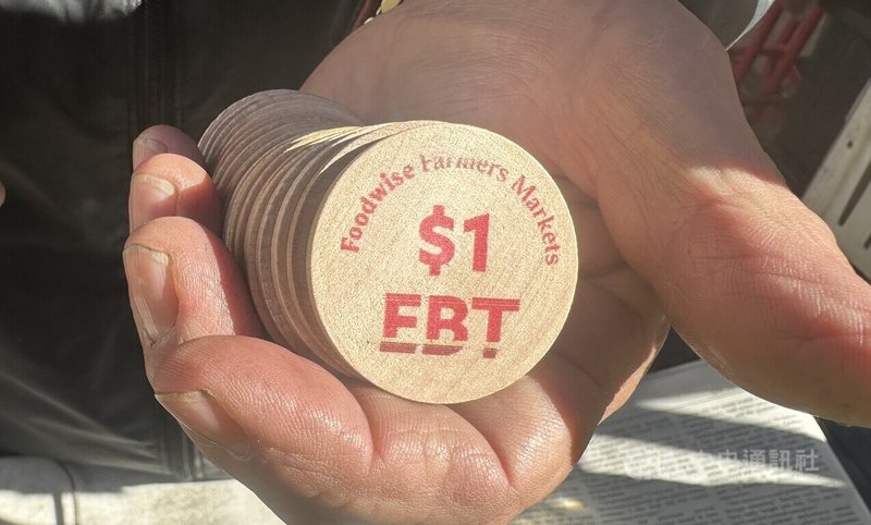 美國聯邦政府出資的食品補助計畫在加州行之有年,核心目的在幫助低收入家庭購買食品,因此,農夫市集內有時會看到民眾以電子福利支付卡換取代幣購買生鮮蔬果。圖攝於114年11月22日。中央社記者張欣瑜舊金山攝 114年12月14日