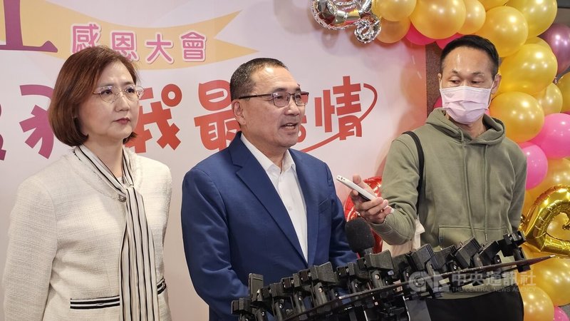 傳出總統府與行政院已拍板財劃法修法將以「不副署、不公布」方式進行，新北市長侯友宜（左2）14日下午出席活動，會前接受媒體聯訪表示，希望中央能夠儘速依法執行。中央社記者王鴻國攝　114年12月14日