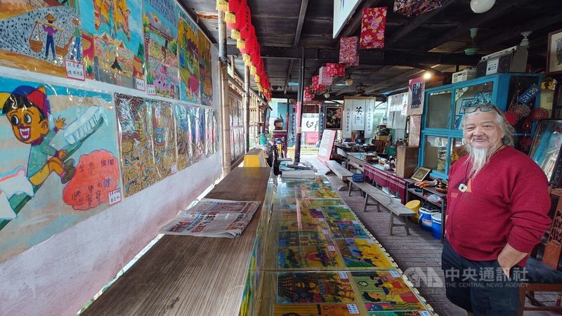 嘉義縣新港鄉板頭厝四腳公園預計27日起展出工藝師黃水水(右)收藏數百張40~50年前國小、國中、高中學生繪畫作品,他希望找到畫這些圖的人,並把這些圖歸還,作為一生回憶。中央社記者蔡智明攝 114年12月14日