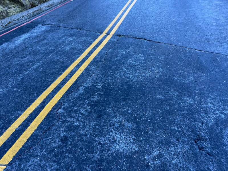 交通部公路局表示，台14甲線3000公尺以上高海拔路段有局部結冰機率，18公里處翠峰至41.5公里處大禹嶺路段，14日晚間到15日清晨預警封閉。（警方提供）