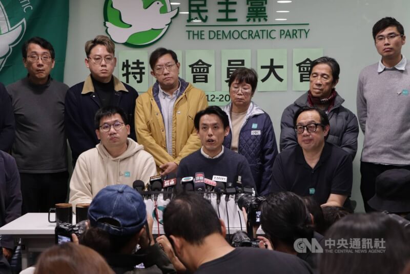 在「港區國安法」壓力下，屬香港民主黨派之一的民主黨14日下午召開特別會員大會，正式表決通過解散該黨及清盤（清算），民主黨主席羅健熙（前排中）即宣布，該黨今天起終止運作。中央社記者張謙香港攝　114年12月14日