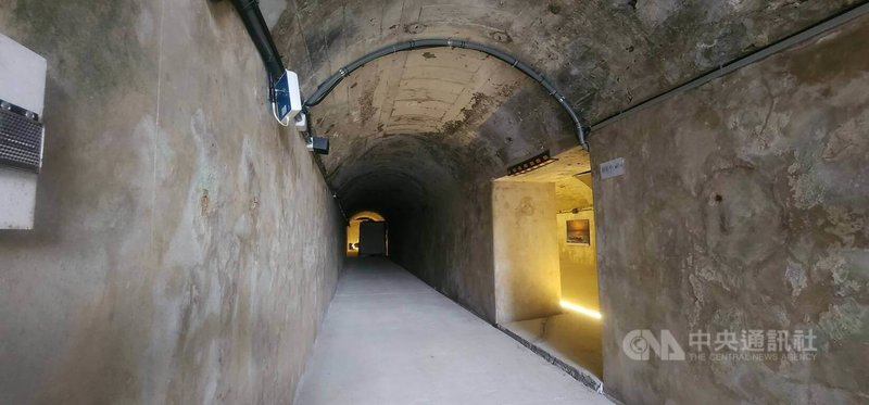 澎湖馬公東衛坑道全長120公尺，是日治末期築造的防空壕坑道，屬半地下化的拱型坑道結構，縣府進行坑道體驗營造修護，打造觀光旅遊新亮點。中央社　114年12月14日