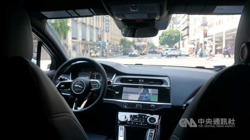 Google母公司Alphabet旗下的無人駕駛叫車服務Waymo在洛杉磯擴大營運範圍。(中央社檔案照片)