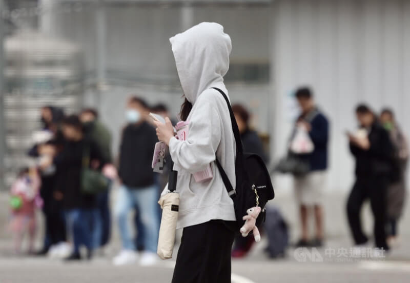 冷氣團13日開始影響台灣天氣，帶來的冬季寒意越來越明顯，圖為台北市中山區街頭民眾。（中央社檔案照片）