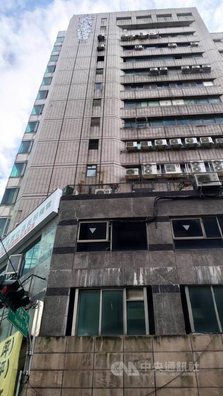 台中警方日前接獲報案稱，北區一處大樓高樓層外牆，遭不明人士塗鴉，經大樓管委會報案並提告，警方調閱監視器影像鎖定涉案對象查辦。（翻攝照片）中央社記者蘇木春傳真　114年12月14日