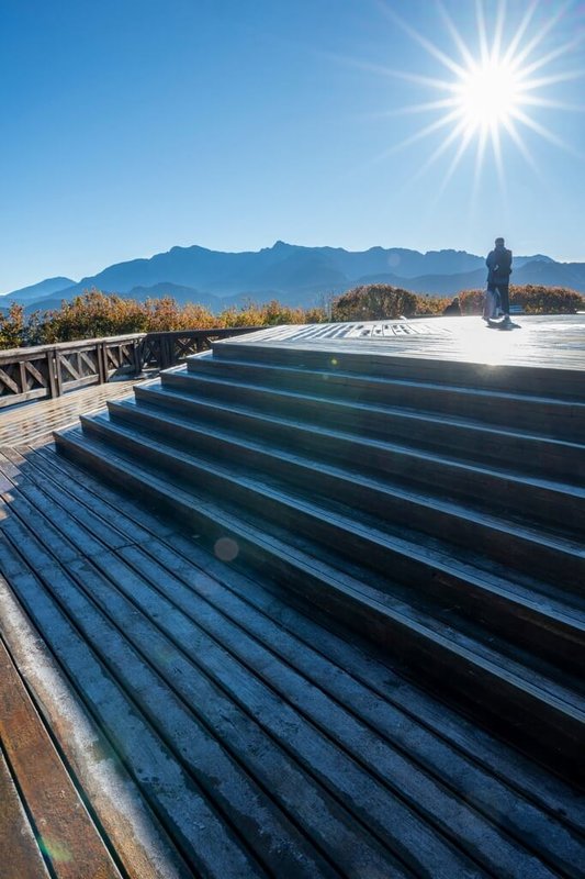 阿里山國家森林遊樂區近日清晨氣溫只剩4、5度,日出時的小笠原山觀景台結了一層霜。(黃源明提供)中央社記者蔡智明傳真 114年12月14日