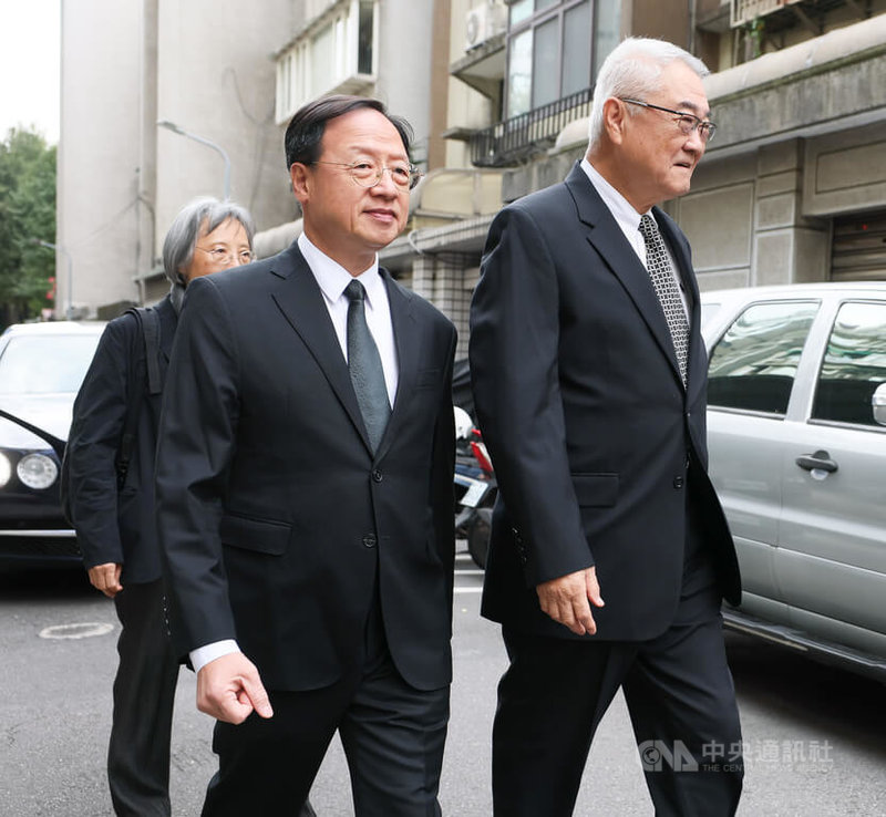 歌手坣娜因肺腺癌逝,丈夫薛智偉14日在猶太社區中心(JCC)為她舉辦了一場名為「IN LOVING MEMORY」追思會,前行政院長江宜樺(前左)到場追悼。中央社記者謝佳璋攝 114年12月14日