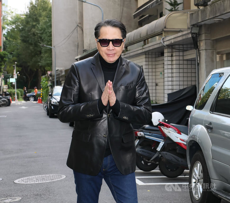 歌手坣娜因肺腺癌逝,丈夫薛智偉14日在猶太社區中心(JCC)為她舉辦了一場名為「IN LOVING MEMORY」追思會,藝人歐陽龍(圖)到場追悼。中央社記者謝佳璋攝 114年12月14日