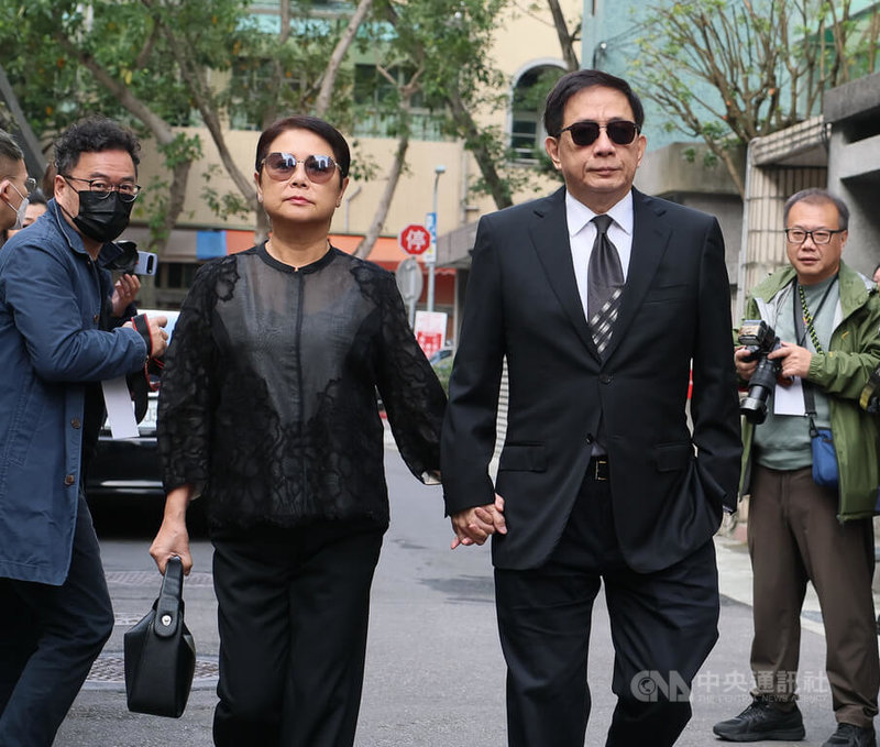 歌手坣娜因肺腺癌逝,丈夫薛智偉14日在猶太社區中心(JCC)為她舉辦了一場名為「IN LOVING MEMORY」追思會,前台大校長管中閔(前右)到場追悼。中央社記者謝佳璋攝 114年12月14日