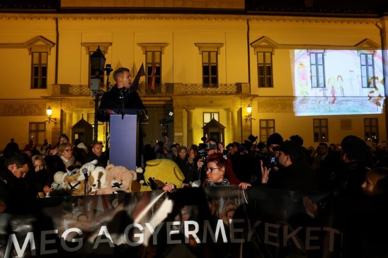 匈牙利反對派領袖馬格雅（講台上者）不滿政府對於虐童案的處置，13日號召民眾上街抗議。（路透社）