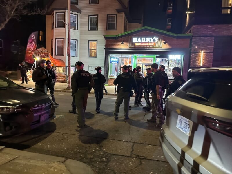 警察聚集在槍擊事發地附近。（路透社）