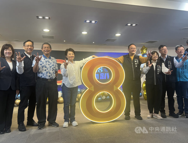 台中市政府15日舉辦「台中Hi8全城開趴」活動發布會，台中市長盧秀燕（左4）、副市長鄭照新（右4）與市府團隊等共同宣布，從跨年到元宵將推出8項指標型活動。中央社記者郝雪卿攝  114年12月15日