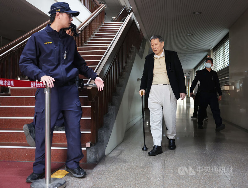 京華城及柯文哲政治獻金案15日起在台北地方法院進行言詞辯論程序,中午休息時間,威京集團主席沈慶京(中)拄著拐杖離開法院。中央社記者趙世勳攝 114年12月15日