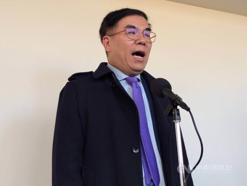 立法院社會福利及衛生環境委員會15日邀請環境部、衛生福利部、經濟部、農業部、交通部、國防部及內政部國土管理署就「全台垃圾山危機與事業廢棄物去化」進行專題報告。圖為環境部長彭啓明會前接受媒體聯訪。中央社記者張雄風攝　114年12月15日