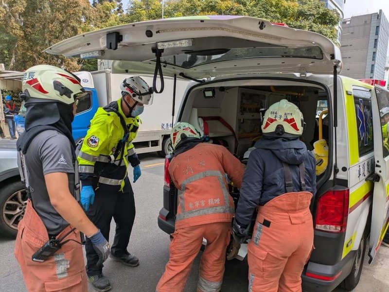 新竹科學園區1處工地15日上午發生鷹架倒塌意外，造成3名施工人員從約5公尺高處墜落，消防人員獲報立即前往救護，協助將傷者送醫治療。（新竹市消防局提供）中央社記者郭宣彣傳真　114年12月15日