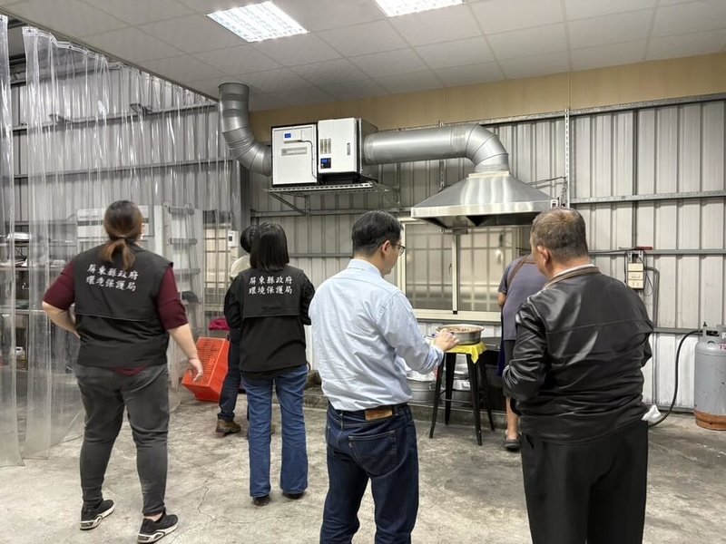近年來生活型態轉變，外食人口與觀光旅遊人潮大幅提升，餐飲油煙異味成為民眾最有感的環境公害議題之一；屏東縣環保局輔導轄內餐飲業，進行油煙防制設備改善，引入外部專家、學者提供建議解方。（環保局提供）中央社記者李卉婷傳真　114年12月15日