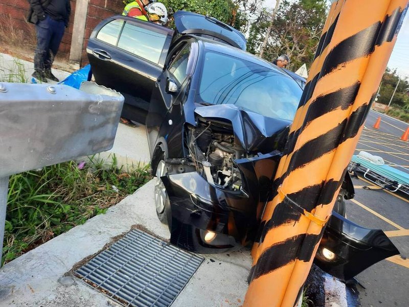苗栗縣通霄鎮苗128線路段14日下午發生自小客車自撞水泥電桿意外，因撞擊力道猛烈，車頭全毀，車內1家4口送醫救治。（民眾提供）中央社記者管瑞平傳真　114年12月15日