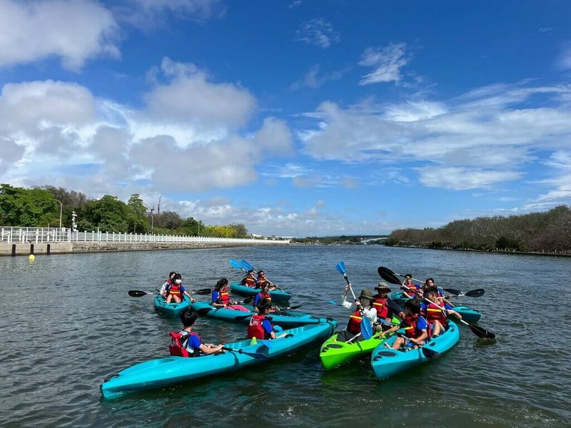 台南市億載國小漁光分校結合安平古蹟、漁光島與德陽艦園區，發展「優遊安平海洋漁光島」課程，並帶領學生體驗獨木舟，學習生態知識。（教育部提供）中央社記者許秩維傳真　114年12月15日